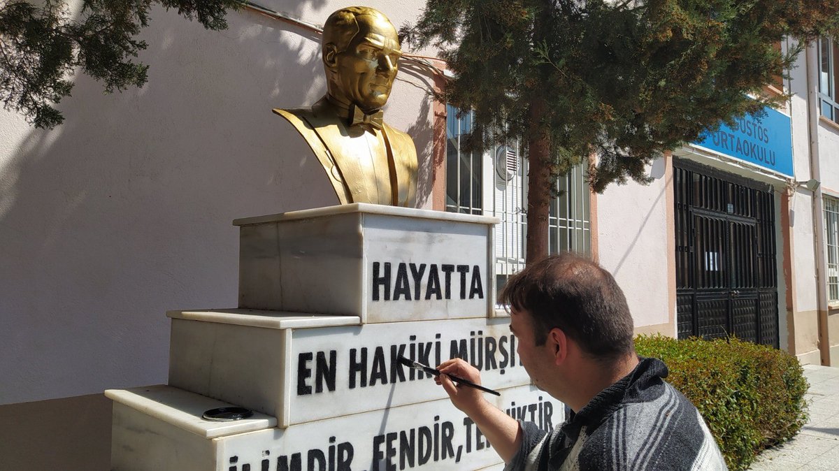 Biz10TV's tweet photo. Dükkanını kapatınca Atatürk büstlerini onarmaya başladı

Denizli’de bir berber, koronavirüs nedeniyle dükkanını kapatınca Atatürk büstlerini tamir etmeye başladı.

Berber Nejdet Çakmakçı: Çocuklarımız okula başladığında Ulu Önderimizi tertemiz görsünler https://t.co/pkAYvipKdO