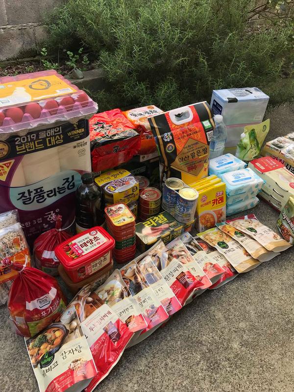 Goodable's tweet photo. In some parts of the world, grocery shelves are empty.

In South Korea, this is the care package the government sends to people who are in quarantine.

It includes rice, curry, noodles, eggs, waters and yes, and toilet paper.

❤️ 🇰🇷 https://t.co/KRZ9i0LF4l