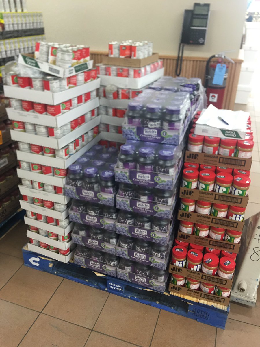 JAndersonB220's tweet photo. Picking up the food and getting ready to make meal packs to distribute tomorrow. So grateful to our amazing community! @Woodland50News @LoriCasey5 #LifeintheW https://t.co/i9t44BpsmC