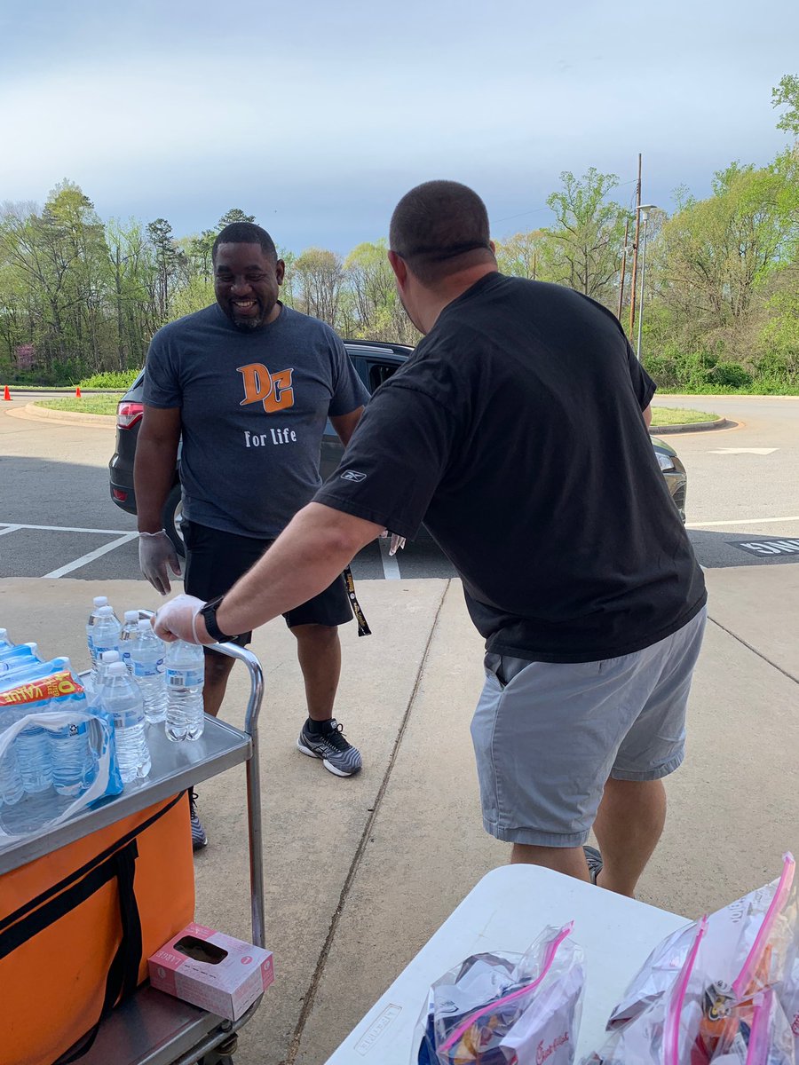 DavieCountySch's tweet photo. A special surprise at our Cooleemee feeding site yesterday. Chick-fil-A stopped by with yummy sandwiches for our kiddos. Thank you @cfaclemmons for your support of Davie County Schools! #experiencedavie #DCSCares #DCSStrong https://t.co/FMbEkTRrvY