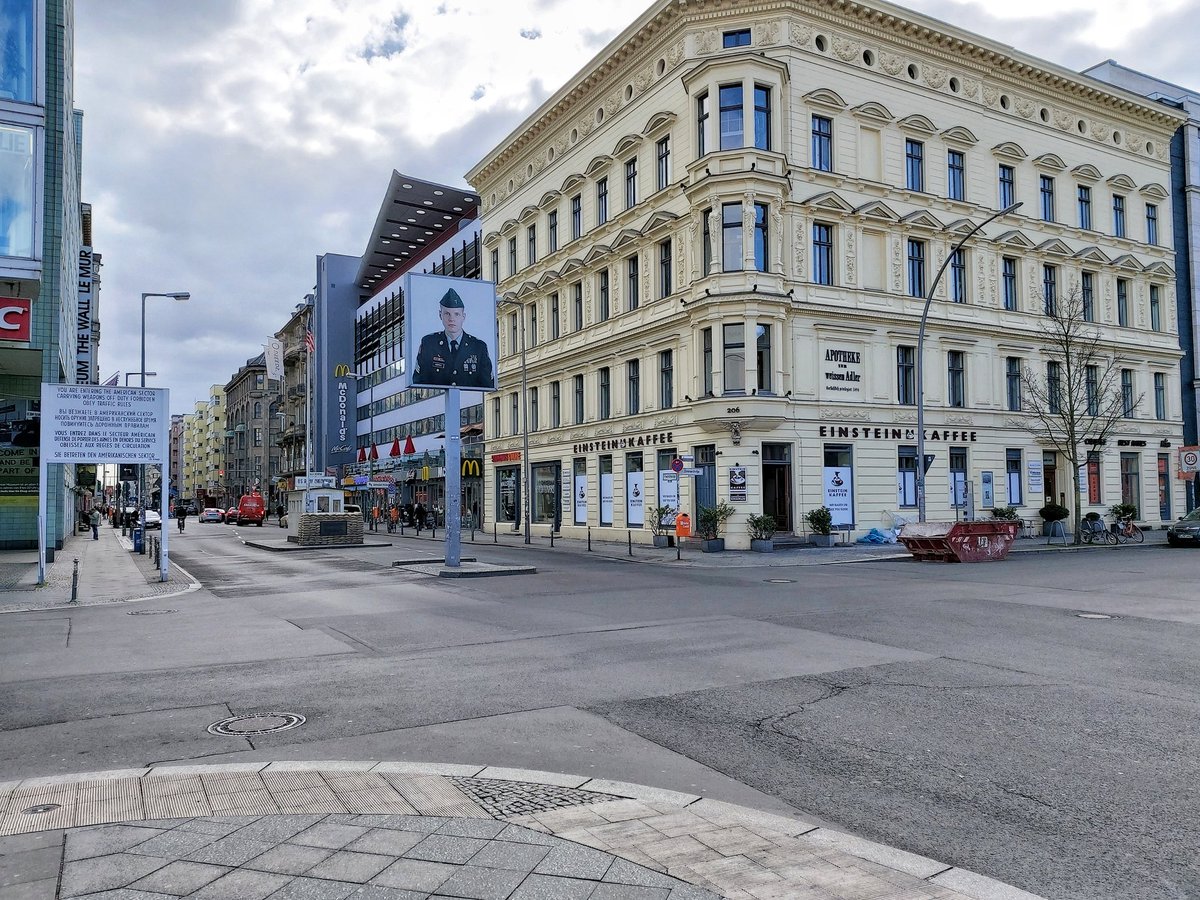 Schon mal probiert am helligen Tag mitten am #checkpointcharlie in #berlin #berlinmitte #Kreuzberg ein Foto zu machen ohne ungefahren oder umgerannt zu werden? #Ausgangsbeschränkung läuft. #StayAtHome #COVID19 #Corona #coronavirus