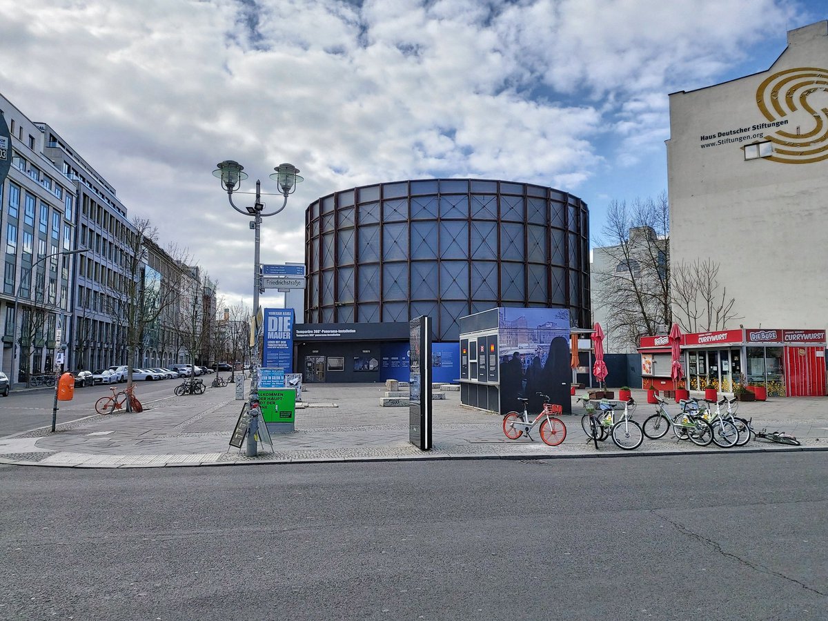Schon mal probiert am helligen Tag mitten am #checkpointcharlie in #berlin #berlinmitte #Kreuzberg ein Foto zu machen ohne ungefahren oder umgerannt zu werden? #Ausgangsbeschränkung läuft. #StayAtHome #COVID19 #Corona #coronavirus