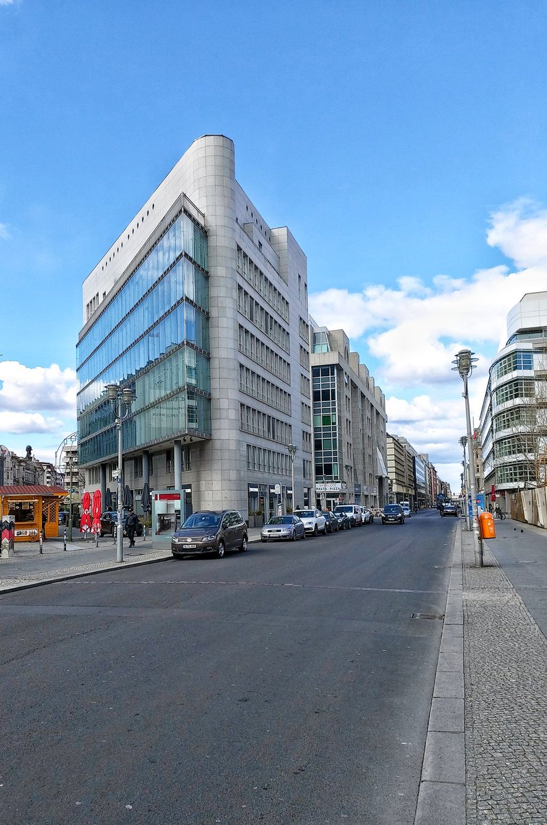 Schon mal probiert am helligen Tag mitten am #checkpointcharlie in #berlin #berlinmitte #Kreuzberg ein Foto zu machen ohne ungefahren oder umgerannt zu werden? #Ausgangsbeschränkung läuft. #StayAtHome #COVID19 #Corona #coronavirus