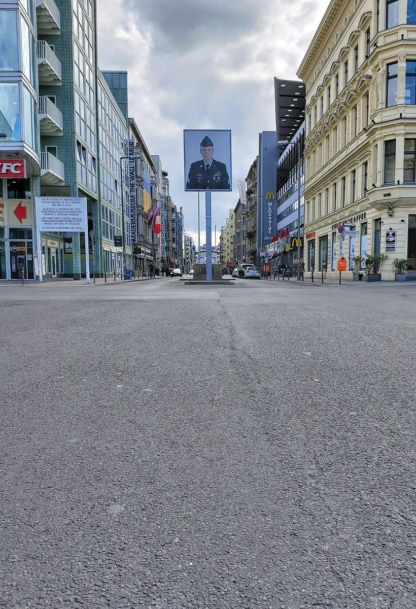 Schon mal probiert am helligen Tag mitten am #checkpointcharlie in #berlin #berlinmitte #Kreuzberg ein Foto zu machen ohne ungefahren oder umgerannt zu werden? #Ausgangsbeschränkung läuft. #StayAtHome #COVID19 #Corona #coronavirus