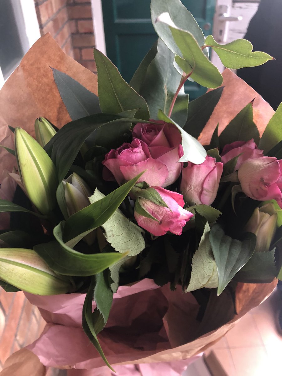 MissConstruct85's tweet photo. @eFloristflowers This is a disgrace!!!!! I bought my mum a ‘huge’ bunch of flowers from Eflorist ..The bunch is absolutely tiny and looks so pitiful I wouldn’t pay £5 for these in Tesco !!!! Never mine nearly £40 absolutely fuming https://t.co/kp6x8Isst5
