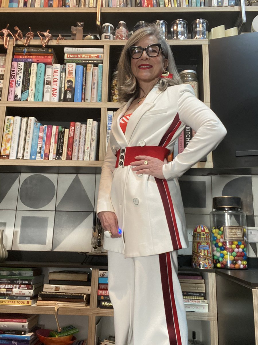 melaniecantor's tweet photo. A bookshelf selfie. Many faves to recommend but my top 3 are: This Is Where I Leave You @Jtropper at his humorous and sensitive best. Girl’s Guide To Hunting And Fishing. #MelissaBank making simple writing look easy. It’s not. Asymmetry #lisahalliday #booksconnectus https://t.co/LRokUvmSXb