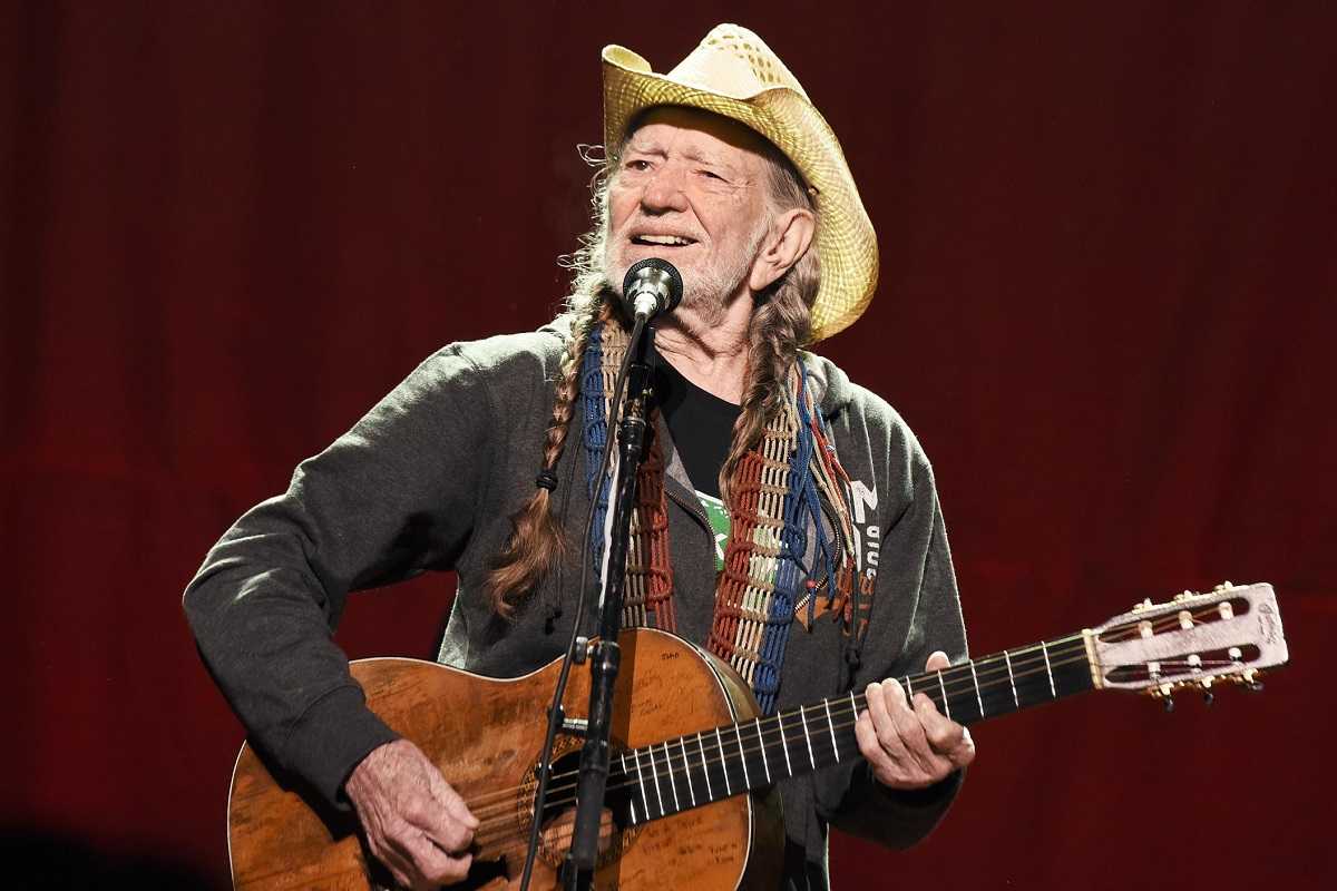 O Willie Nelson και το Πρώτο Τριαντάφυλλο της Άνοιξης: ακούστε το καινούριο του τραγούδι bit.ly/2UJGJoT