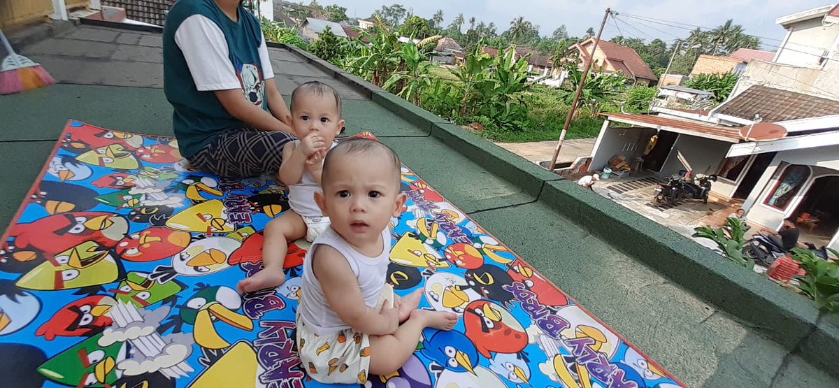 listyaDR's tweet photo. 1 menit menuju 10 bulaan..horeee, tumbuh sehat, bermanfaat utk semua org, cepet lh besar nak biar mak mu ini bisa tidur normal kembali 😂 #FirstTweet2020 https://t.co/7N8iYk3LxK