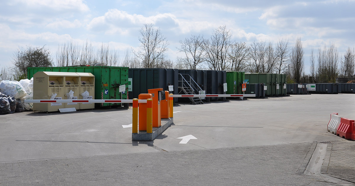 gemeenteledegem's tweet photo. ❗ Update #coronacrisis Vanaf dinsdag 7/4 zullen recyclageparken opnieuw de deuren openen. Er zullen strikte richtlijnen gelden voor bezoekers. Stel elk niet-dringend bezoek uit. Op die manier blijft de situatie beheersbaar. Meer info 👉 https://t.co/vR1dSDTtEy #IVIO @BartDochy https://t.co/nDVNb8h0qy