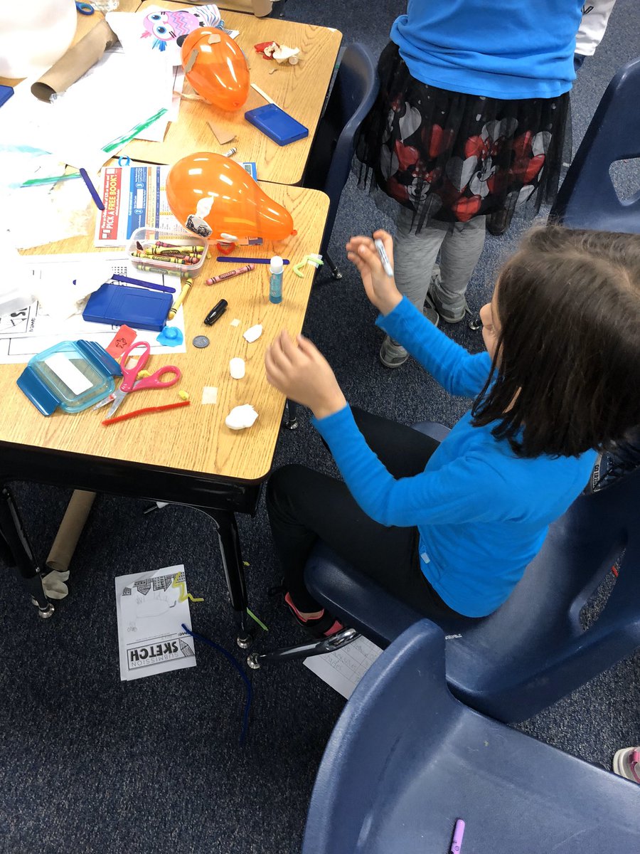 ShyClass19's tweet photo. From our project making Balloons over Broadway for thanksgiving! So many creative minds and sweet friends helping each other! Plus an extra big mess around the room 🤪 #onefamily #conwayleaders https://t.co/wy3YoFl1Ly