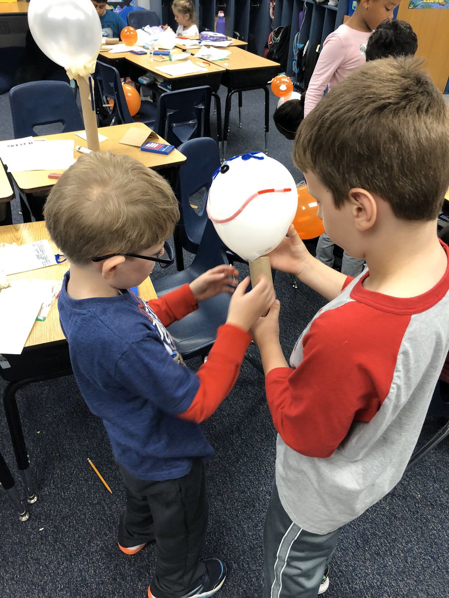 ShyClass19's tweet photo. From our project making Balloons over Broadway for thanksgiving! So many creative minds and sweet friends helping each other! Plus an extra big mess around the room 🤪 #onefamily #conwayleaders https://t.co/wy3YoFl1Ly