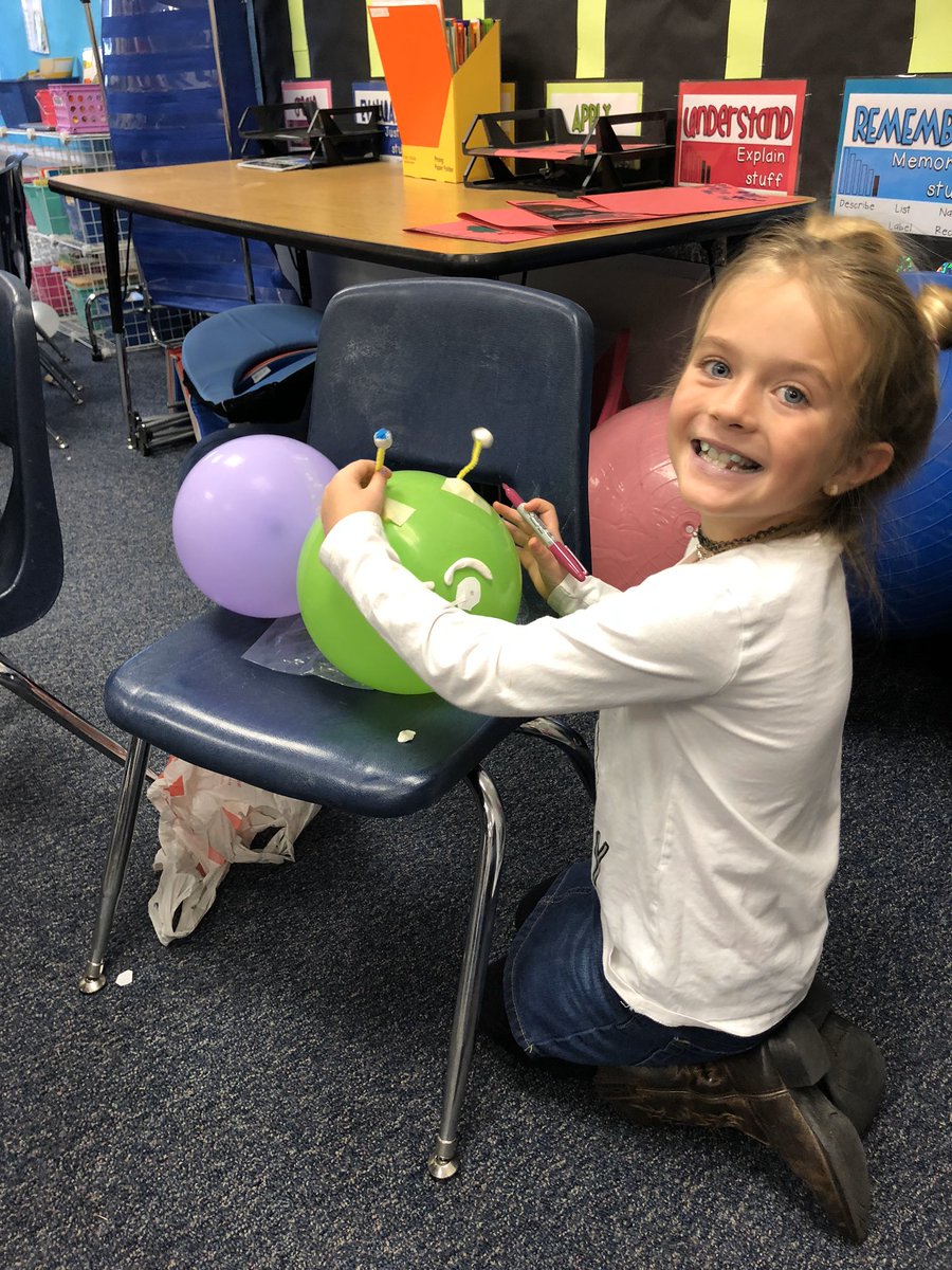ShyClass19's tweet photo. From our project making Balloons over Broadway for thanksgiving! So many creative minds and sweet friends helping each other! Plus an extra big mess around the room 🤪 #onefamily #conwayleaders https://t.co/wy3YoFl1Ly