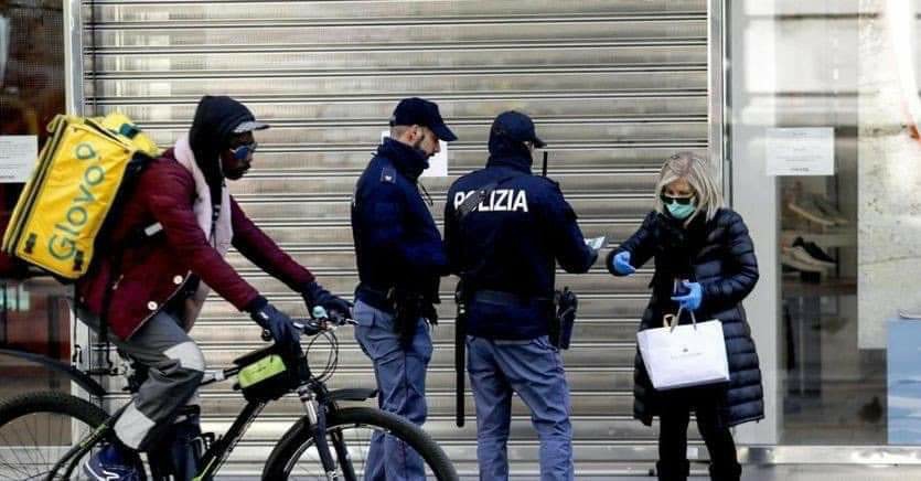 LaVerdicchio's tweet photo. Siccome ho visto questa foto pubblicata, tagliata ad arte, ovviamente senza lo zaino della Glovo, questa è la foto originale.
Questo ragazzo consegna cibo per chi ordina da casa.
Ma non ce la fate proprio a non essere razzisti?
Ma andate a pregare co la d'urso e salvinimerda va. https://t.co/sjKchZAAz7
