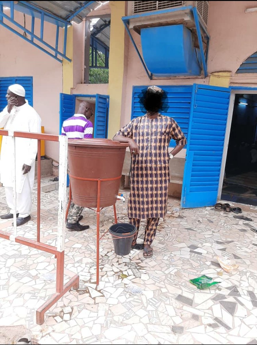 Volon_Terre's tweet photo. #COVID19 : l'association @Volon_Terre a distribué 50 kits de lavage des mains et 50 cartons de savons à des mosquées à Bamako. A cette distribution s'ajoute une séance de sensibilisation. Une contribution modeste mais salutaire, aucune de ces mosquées ne disposaient de kits. https://t.co/qigUFzpOqO