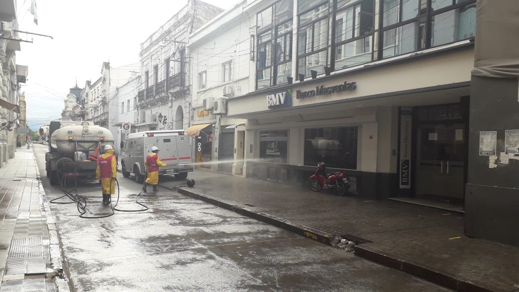 La #SaludPública es nuestra prioridad. Seguimos con las tareas de desinfección intensa en distintos puntos de la ciudad. Hoy en especial en los cajeros y bancos ya que son lugares de uso masivo. #GobiernoenAccion #Salta #QuedateEnCasa #CoronavirusArgentina