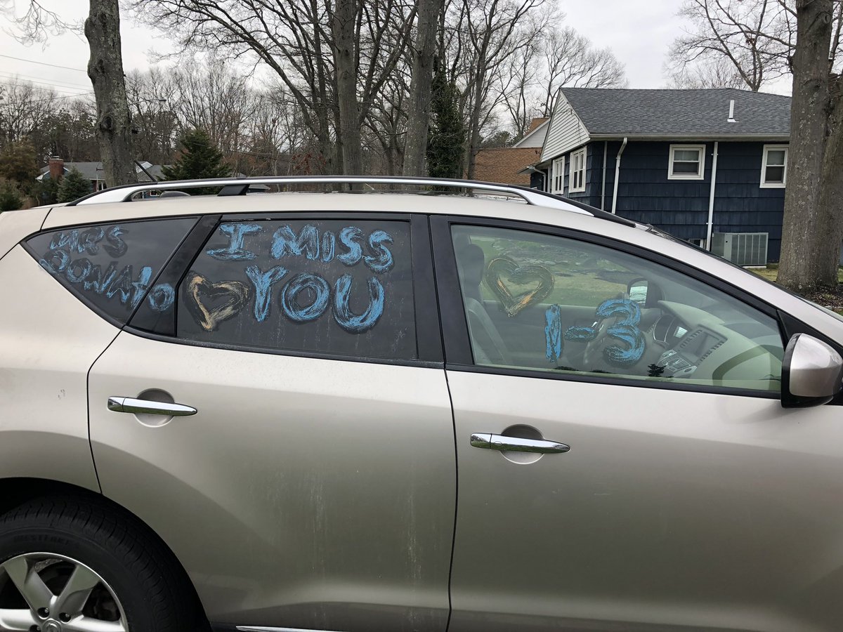 MrsDonato3's tweet photo. What an amazing day spreading cheer and smiles all over the @Nokobulldogs and @SachemSchools community! #allthefeels I miss you all so much my little loves! #wegetto #spreadkindness #teacherparade https://t.co/bf5fmIFKUZ
