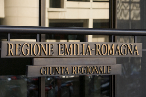 #Coronavirus Accordo in <a href="/RegioneER/">Regione Emilia-Romagna</a>:  le banche anticipano liquidazione ammortizzatori ai lavoratori di aziende in crisi. <a href="/sbonaccini/">Stefano Bonaccini</a> - <a href="/colla_vincenzo/">Vincenzo Colla</a> "Nessuno resterà indietro, sostegno al reddito con una risposta rapida alla liquidità delle famiglie" bit.ly/2JpAAcg