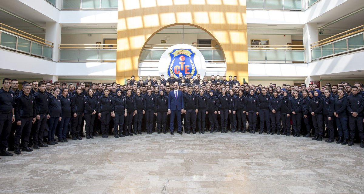Bilim Kurulu tavsiyeleri doğrultusunda cezaevinden karantinaya, karantinadan cezaevine gidecek ceza tevkifevleri personelimiz bu zorlu sürecin adsız kahramanlarıdır. Dünyada eşine ender rastlanacak bu fedakarlıklarından dolayı her bir kahramanımıza ayrı ayrı teşekkür ediyorum.