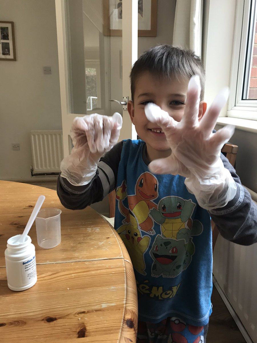 KnightHolliday's tweet photo. @LoosePrimary science today for Alex in opal. Making bath bombs https://t.co/keEbuhxX9b