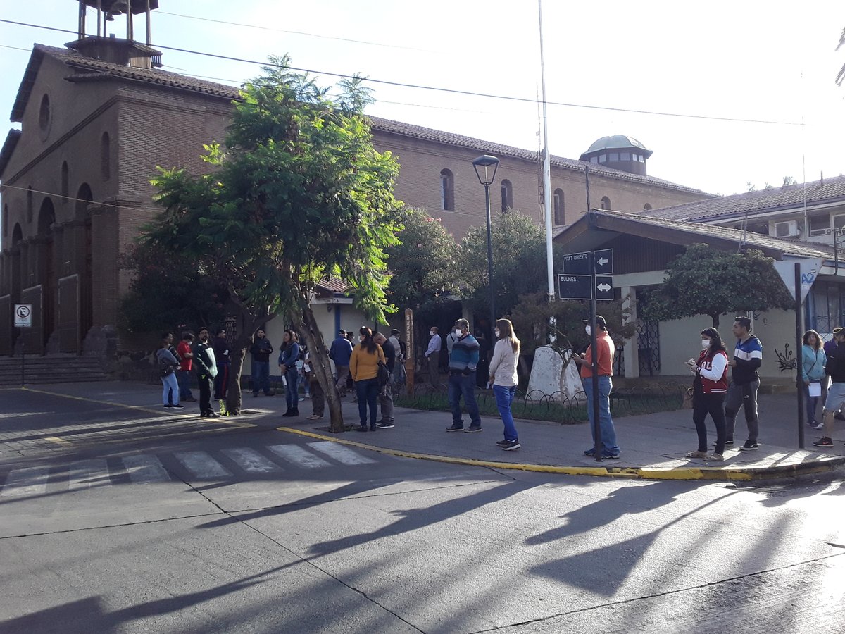 PutaendoInforma's tweet photo. AHORA: Cientos de personas esperando poder pagar el permiso de circulación en el municipio de Putaendo @VidaFMPutaendo @aconcaguaradio @emerVcordillera https://t.co/0uATfjs0iO
