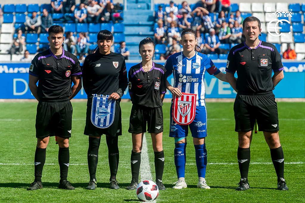 EFF_FVF's tweet photo. 👏🏻 Mendizorrotzan jokatu zen emakumezkoen lehen partidua euskal derbia izan zen eta euskal epaileek zuzenduta

👏🏻 El primer partido femenino en Mendizorrotza fue un derby vasco y con colegiados del comité vasco

Egun historikoa‼ @Alaves @AthleticClub https://t.co/ShnEfvRPbV