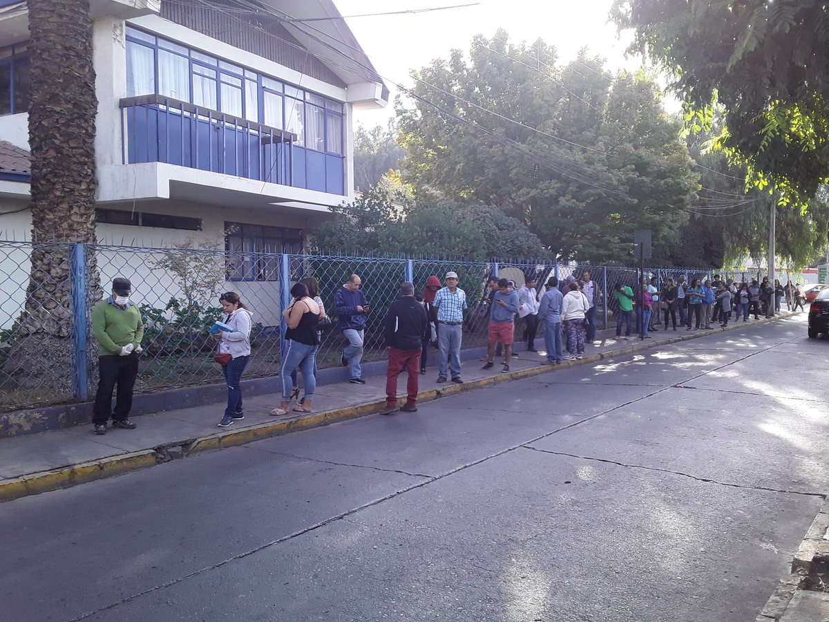 PutaendoInforma's tweet photo. AHORA: Cientos de personas esperando poder pagar el permiso de circulación en el municipio de Putaendo @VidaFMPutaendo @aconcaguaradio @emerVcordillera https://t.co/0uATfjs0iO