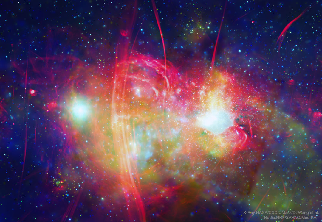 Parece uma pintura? Mas é o centro da nossa galáxia em raios-X (verde e azul) e rádio (vermelho)!

Na parte direita, onde se vê uma forte fonte em rádio, está Sagittarius A*, que é o buraco negro supermassivo central da Via Láctea, que atualmente é imageado pelo EHT.
#AstroMiniBR