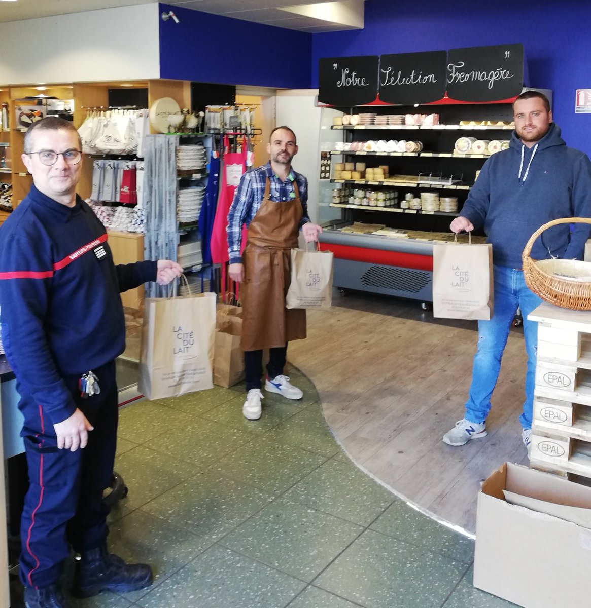 sdis53's tweet photo. [#SolidariteCOVID19]

Un grand merci à notre partenaire, le @groupe_lactalis - La cité du lait @lactopole - pour son soutien et son don généreux (et gourmand) au profit des personnels du @sdis53 ! 🧀 https://t.co/A17OL0GvDz
