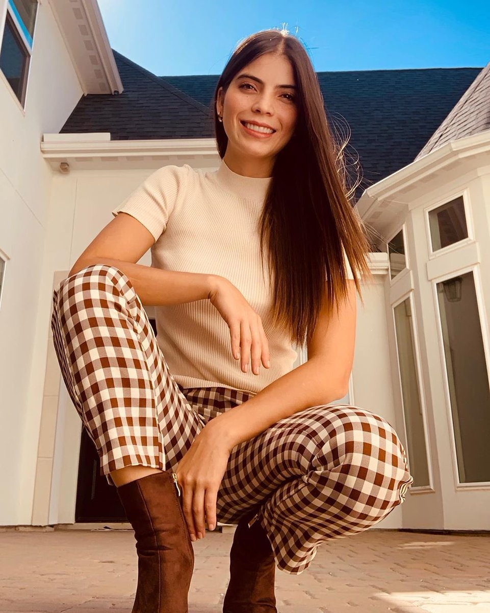 studiofmexico's tweet photo. Ponte alguna prenda, que siempre te anime el estilismo en días de 𝘩𝘰𝘮𝘦 office… Nuestra #SquadSTUDIOF @esmeoficial apuesta por unos pantalones de cuadros 𝘷𝘪𝘤𝘩𝘺 para lograrlo. Sin duda, es un acierto.
#StudioFMéxico #SFMX #StudioFMX https://t.co/NyR6upJuzc