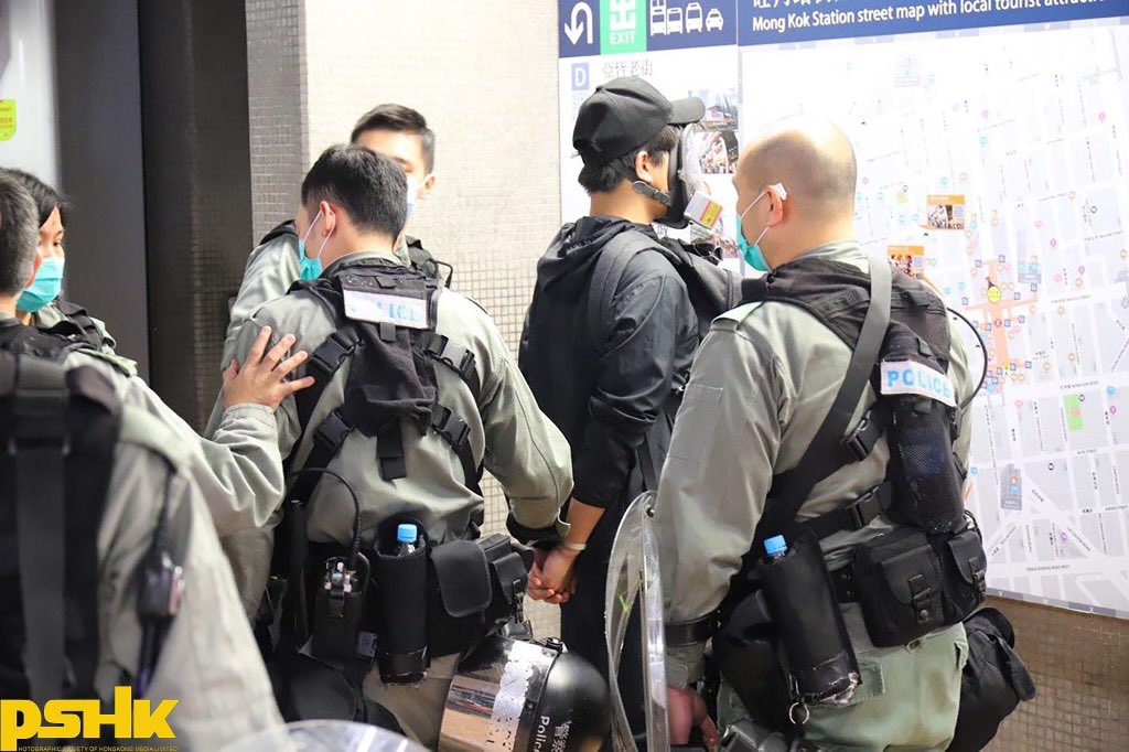 GlobalYJA's tweet photo. A black-clad man with simply a card saying “Give me the 8.31 truth” was searched by the #HKPolice for more than 20mins and subsequently arrested. And the police did not provide the reasons for the arrest. https://t.co/KahQskuHqA