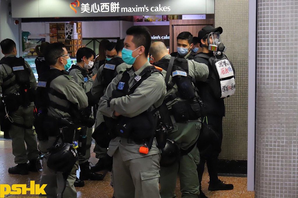 GlobalYJA's tweet photo. A black-clad man with simply a card saying “Give me the 8.31 truth” was searched by the #HKPolice for more than 20mins and subsequently arrested. And the police did not provide the reasons for the arrest. https://t.co/KahQskuHqA