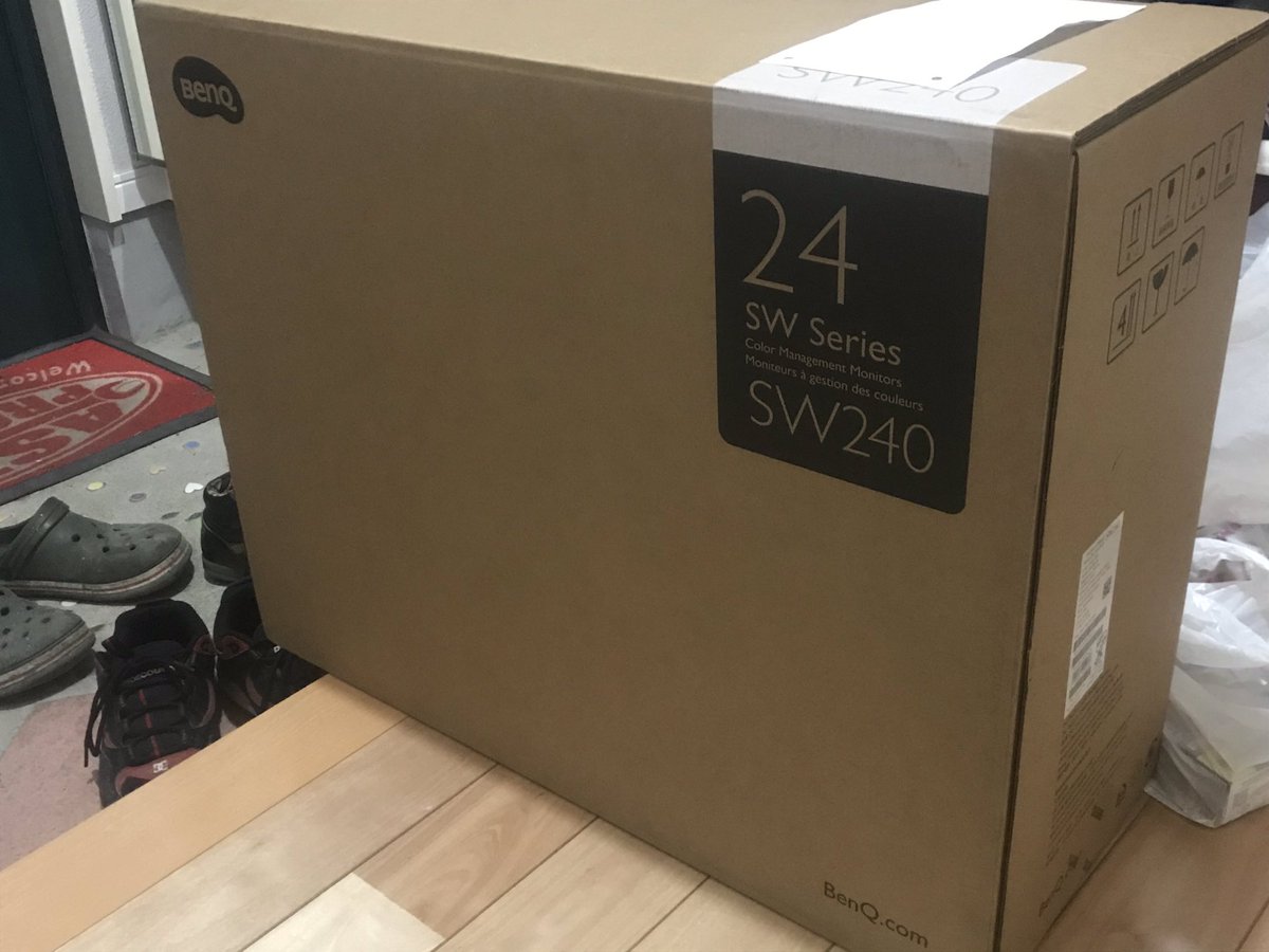 G_lemonade's tweet photo. 誕生日プレゼントきたぁ！分かる人にはわかる(o^^o)？
#benq #モニター　#RAW現像　#SW240 https://t.co/8Y7D4Trcy5