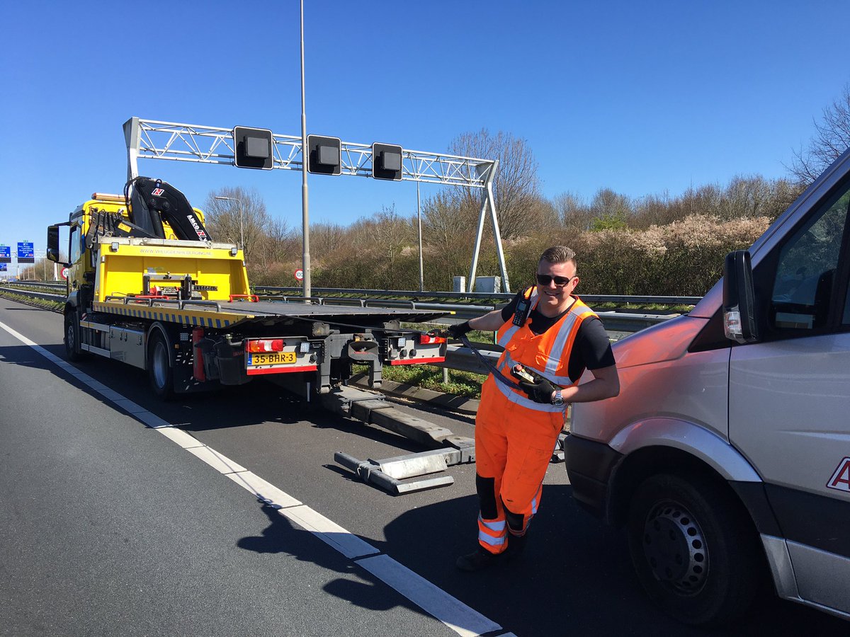 gwoonArthur's tweet photo. Op de #A4L 49,6 Hangt de BEcombi in lepels van de gele taxi @Vreugdenhil_ en is weer snelweg. De #verkeersmaatregel op de rechterrijstrook is ook weer verwijderd. #stopdetijd https://t.co/ceffk74Ah0