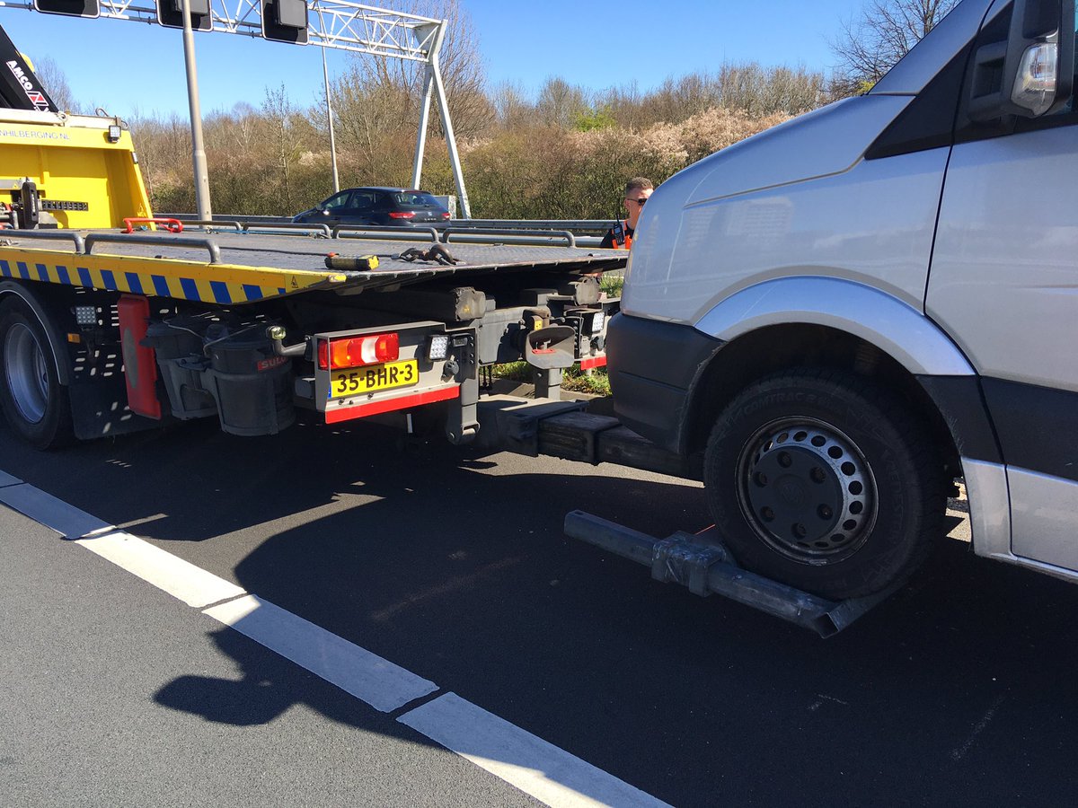Op de #A4L 49,6 Hangt de BEcombi in lepels van de gele taxi <a href="/Vreugdenhil_/">Vreugdenhil Berging</a> en is weer snelweg. De #verkeersmaatregel op de rechterrijstrook is ook weer verwijderd. #stopdetijd