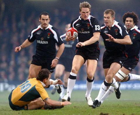 Huw_Bennett's tweet photo. Extremely sad day for MJ and family 💔 My first and 1 of best memory of him was on tour to AUS &amp; NZ in 2003 with his after game song back at hotel, “there’s a hole in the bucket... holes at the top” RIP https://t.co/gmGjzz0Yxl