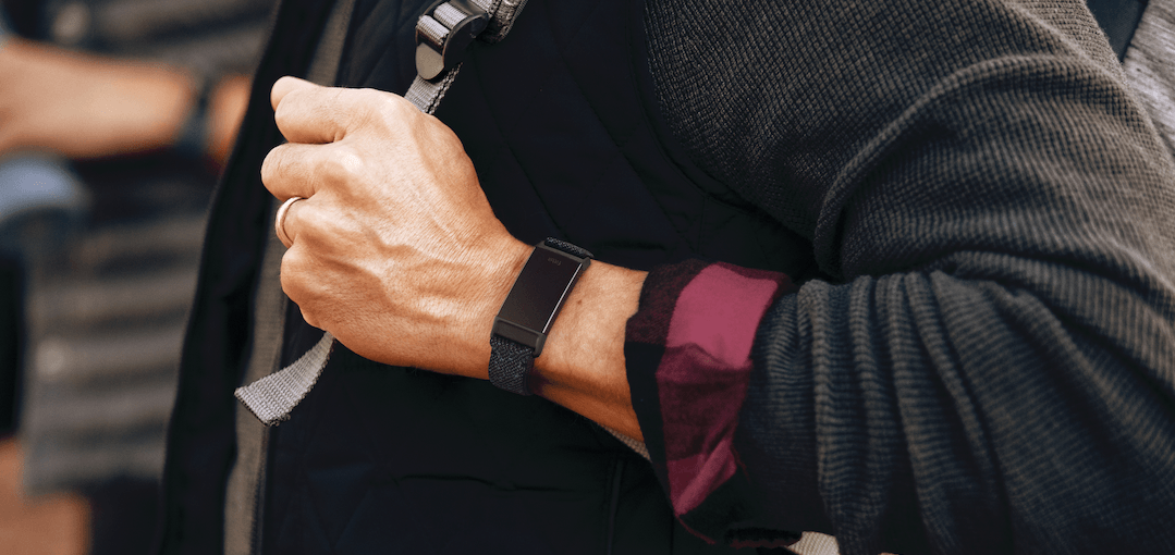 SmartHealthNL's tweet photo. SmartHealth Review: hoewel de quarantaine maatregelen een stevige impact hebben op de dagelijkse lichaamsbeweging van mensen wereldwijd, probeert Fitbit met de lancering van hun nieuwe Charge 4 gebruikers toch te verleiden om in beweging te komen https://t.co/o00cdrzuVu https://t.co/eDyh6IZaBV