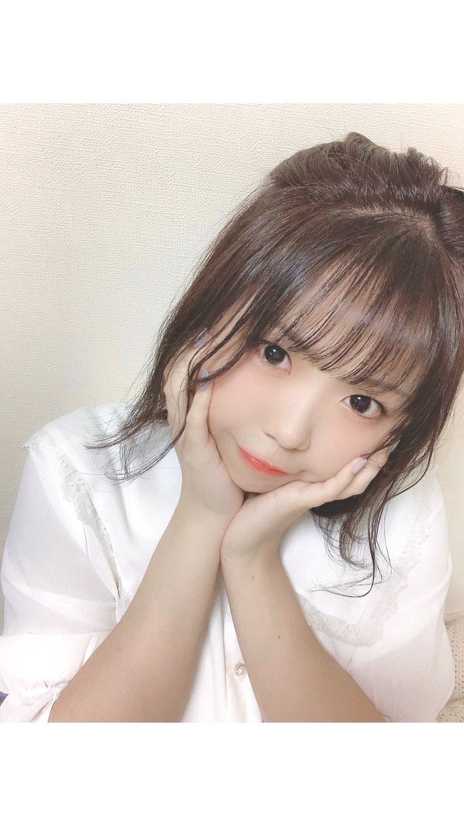 moko__LBZ's tweet photo. 今日でもこちゃんも卒業です🎓
沢山の思い出をありがとうございました🌸
#もこちゃんかわいい って世界一言われた自信ある！！笑 
.
こんな私を好きでいてくれたみんなの事が私は大好きです。
本当に幸せな学生生活でした！ありがとう！
またね🐧💙
.
#最後のリプ返祭り https://t.co/ctwv18awL9