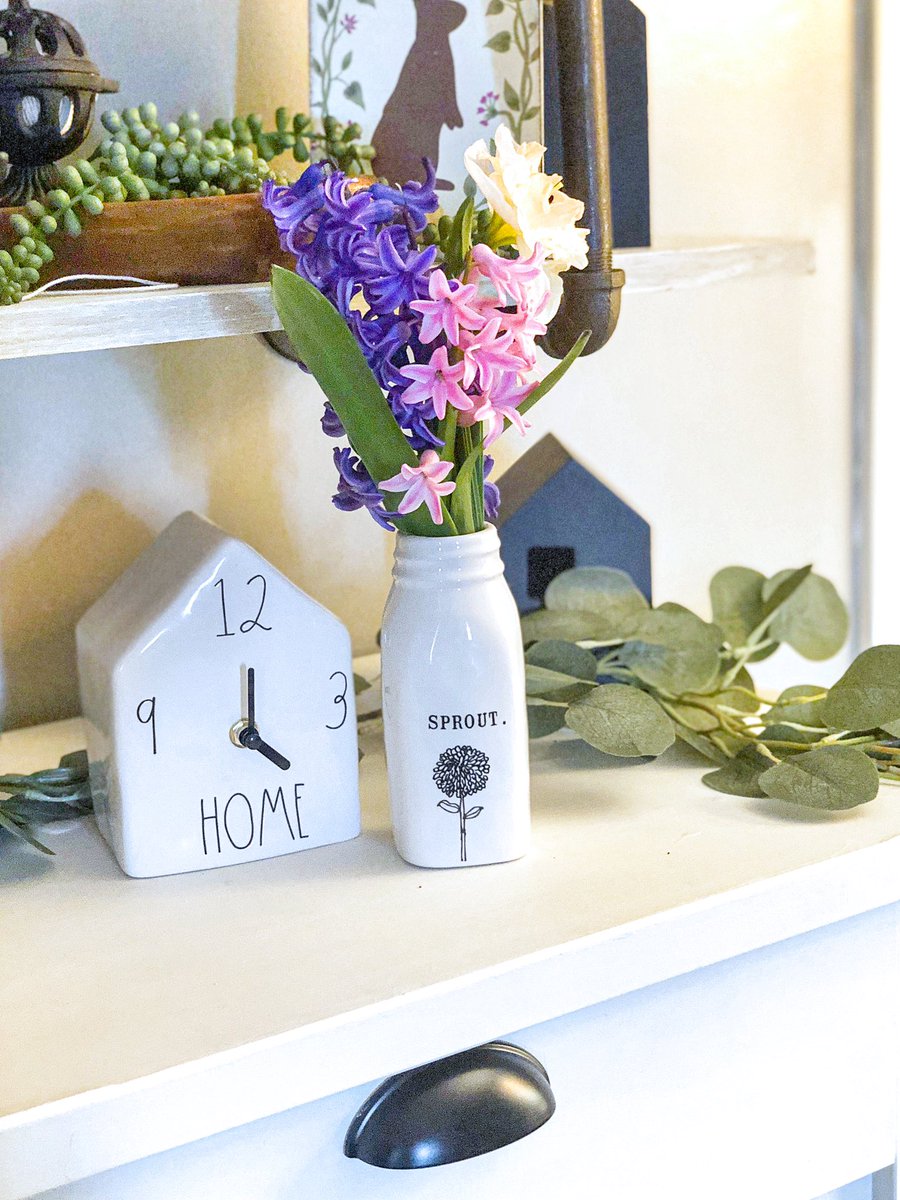 crewzer95's tweet photo. Make sure you take the time to see the beauty outdoors. Spring is opening up some amazing colors that you can bring indoors!💐 #StayAtHome #webelieveinhome https://t.co/vSNW0YsbF6