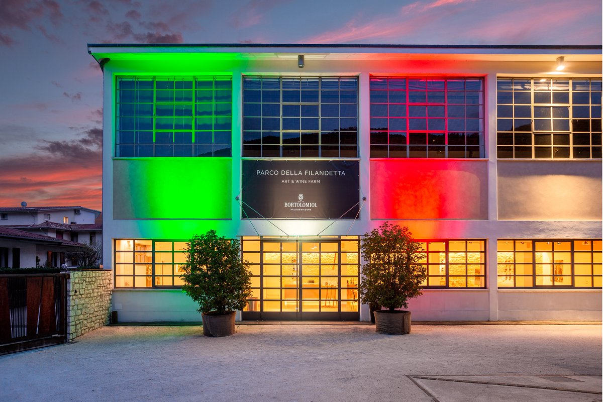 BortolomiolDOCG's tweet photo. Abbiamo illuminato il nostro Parco Della Filandetta Bortolomiol con il tricolore 🇮🇹
Un segno di gratitudine e di condivisione,
simbolo di quello che siamo,
dell'amore per la nostra terra e del senso di appartenenza.
#iolaperitivolofaccioacasa https://t.co/zWN5olRfdS