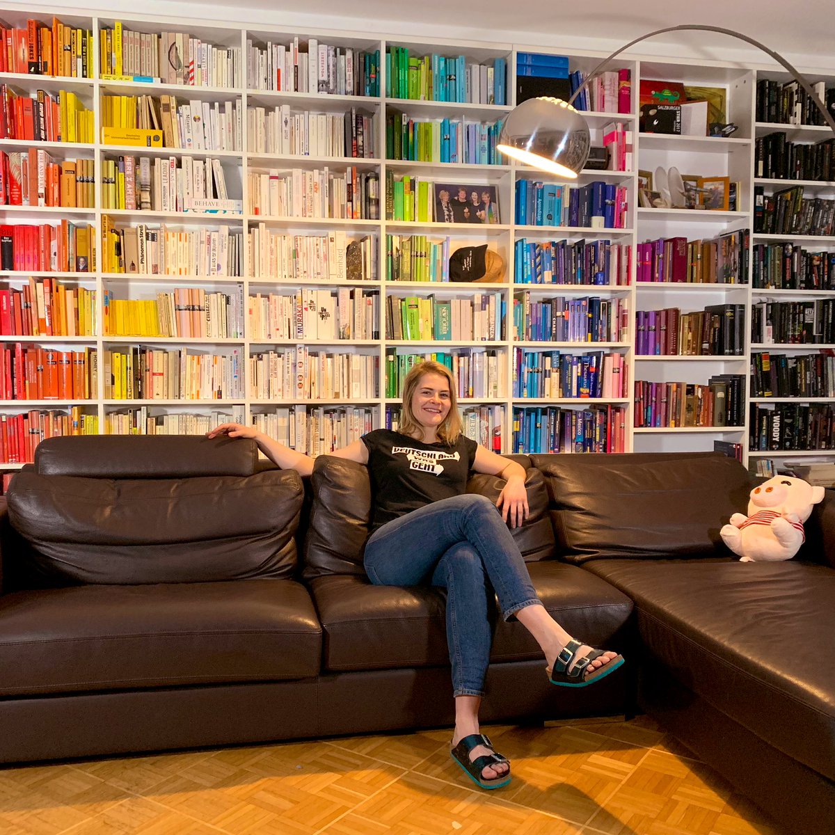 Habt ihr all eure Bücher schon nach Farbe sortiert? Dann schaut euch unser neustes Video an: youtu.be/2bnmDsAu068