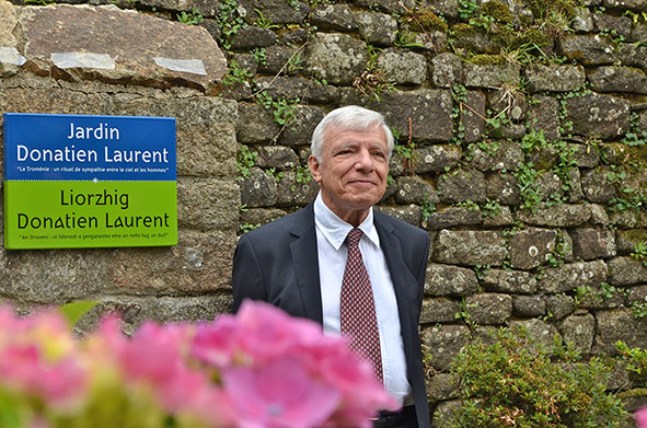 CRBCBrest's tweet photo. Le @CRBCBrest met en ligne un hommage à Donatien Laurent (1935-2020) avec sa biographie, une bibliographie sélective et des ressources en ligne https://t.co/VL3ahUCQh2 https://t.co/bcSH4WYT5H