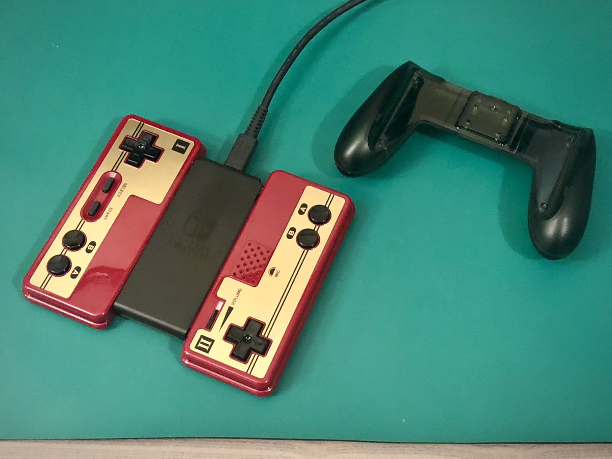 しばたまさあき Switchのファミコンコントローラーは本体でしか充電できなくて不便だったので 充電グリップ買ってグリップ部部を分解してみたら充電できた まああんまりファミコンタイトルしないけど