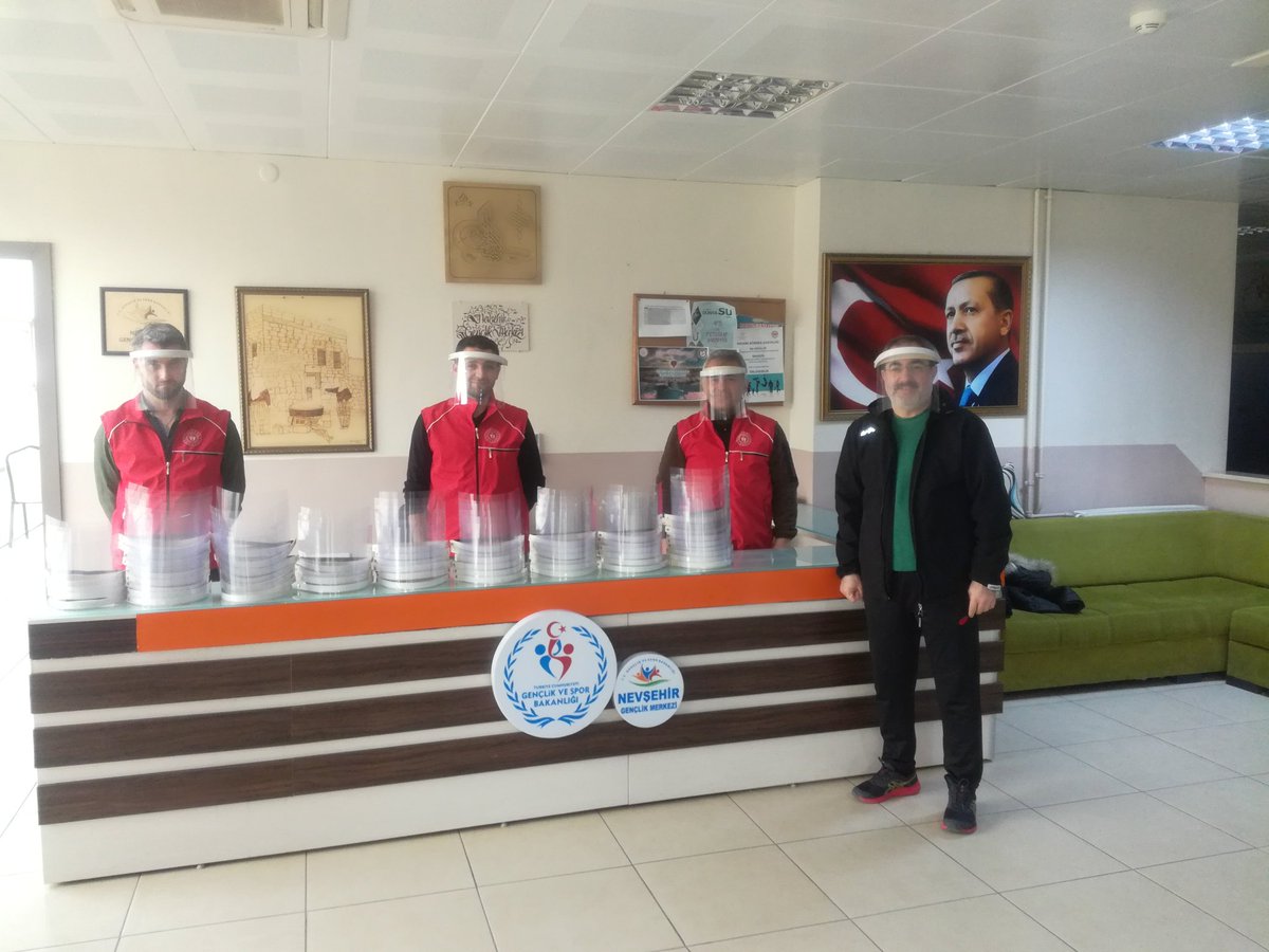 #GSBNevşehirGençlikMerkezleri ailesi olarak #SağlıkÇalışanları'mız için "Yüz Siperi" #Maske yapımına  Gençlik Liderlerimiz ve personelimizle #MilliDayanışma'ya bir destekte bizden 💪💪

Gün kardeşlik günü 😊

#BirlikteYeneceğiz 
#SağlıkTimi