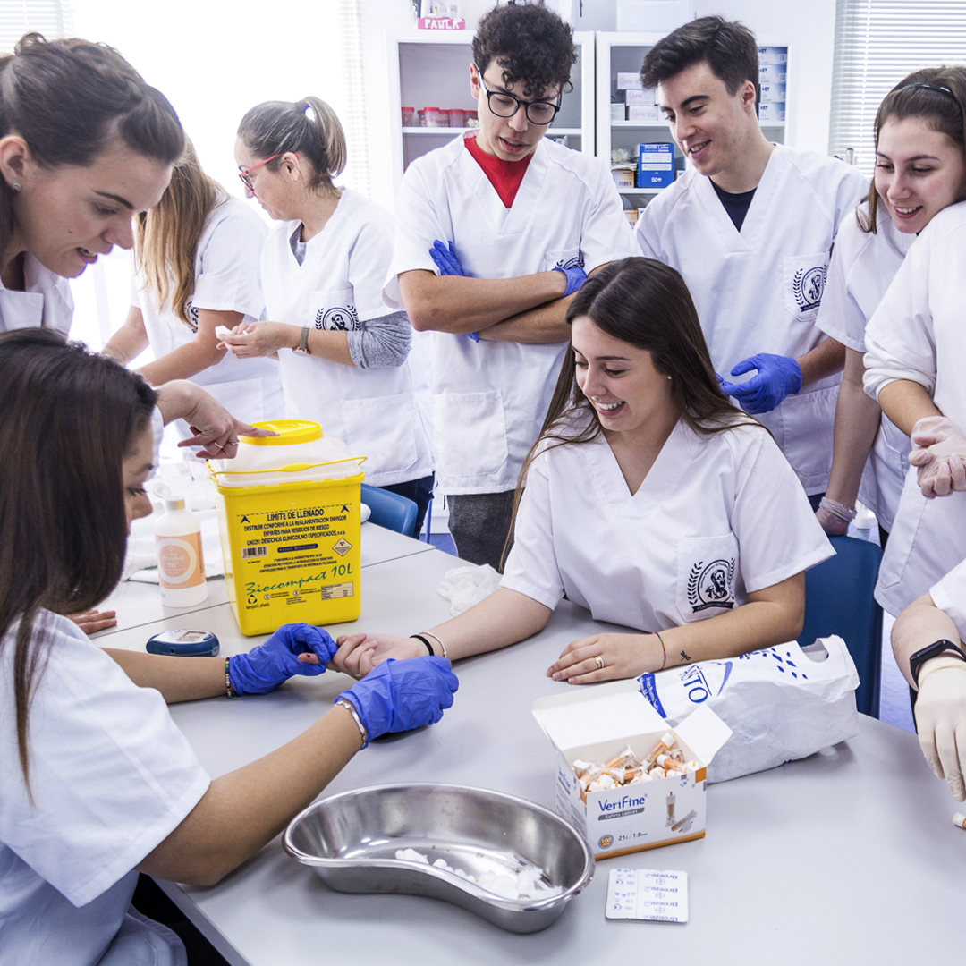 fpclaudiogaleno's tweet photo. Una de las mayores satisfacciones de los auxiliares de enfermería es que contribuyen a la salud y el bienestar de otras personas que lo necesitan. El Grado Medio en #CuidadosAuxiliares de #Enfermería es una titulación oficial del Ministerio de Educación. 

https://t.co/YP7dKk6LMb https://t.co/7TY1mCp75m