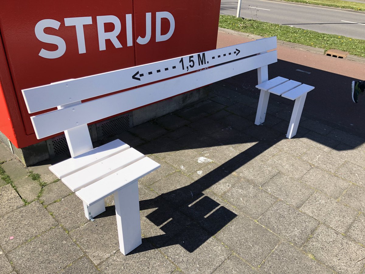 Nieuw bankje op de Maasboulevard #CoronaCrisis #Rotterdam ❤️