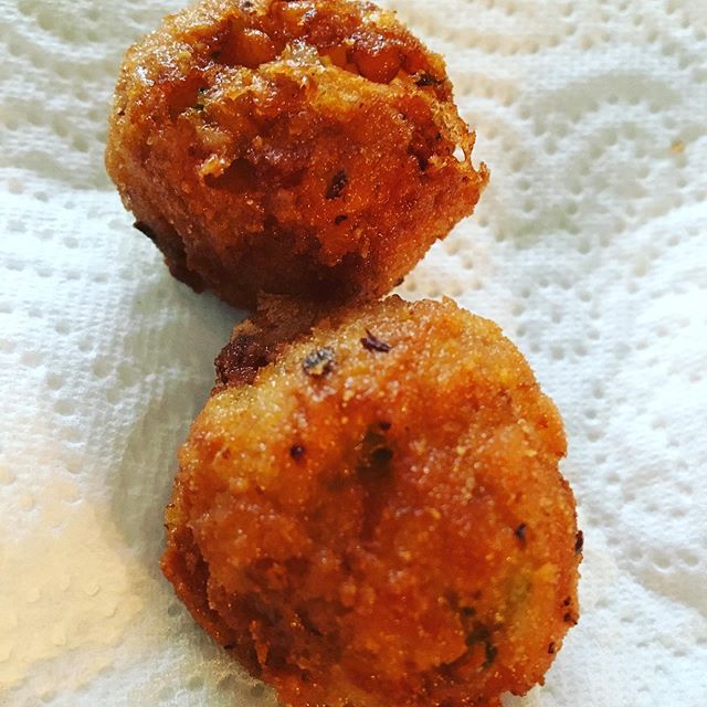 Het recept voor overheerlijke zelfgemaakte oesterzwambitterballen! Van <a href="/Ilona_de_Wit/">Worstenbrood & Wijn</a>  staat nu online! Maak nu een (diepvries)voorraadje voor als we weer samen mogen borrelen: boonappetit.nl/index.php/boon…
