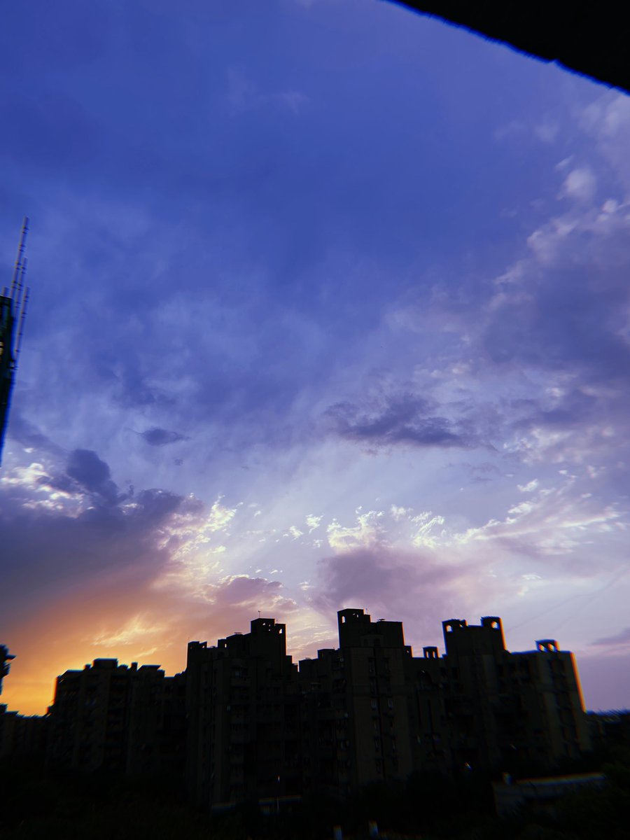 toshjoshi's tweet photo. #StayAtHome #balconytv #fromwhereistsnd #sunset #shotoniphone #hujiapp https://t.co/OZ4zDgbthT