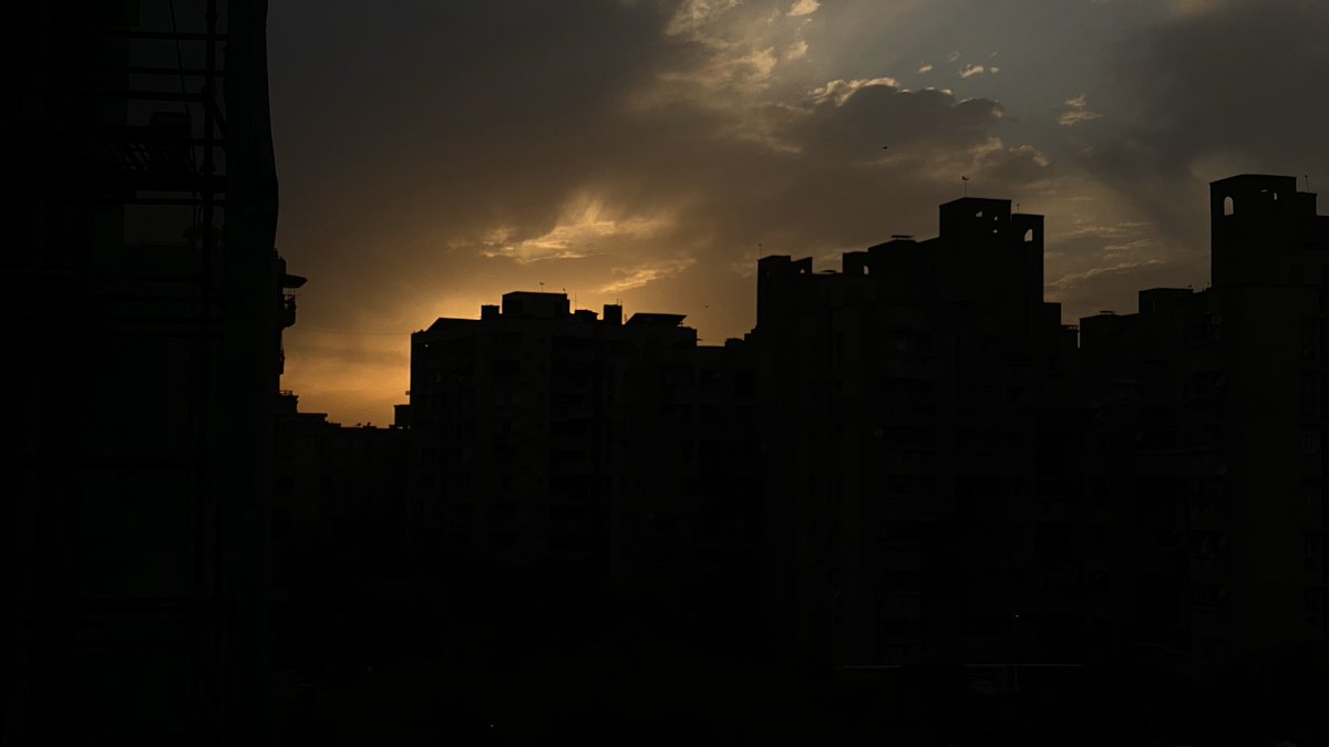 toshjoshi's tweet photo. #StayAtHome #balconytv #fromwhereistsnd #sunset #shotoniphone #hujiapp https://t.co/OZ4zDgbthT