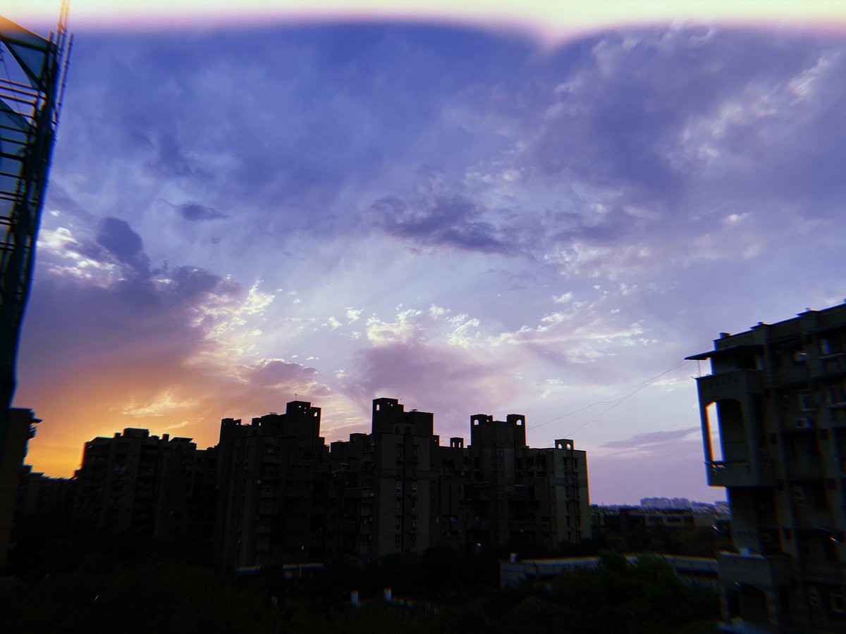 toshjoshi's tweet photo. #StayAtHome #balconytv #fromwhereistsnd #sunset #shotoniphone #hujiapp https://t.co/OZ4zDgbthT