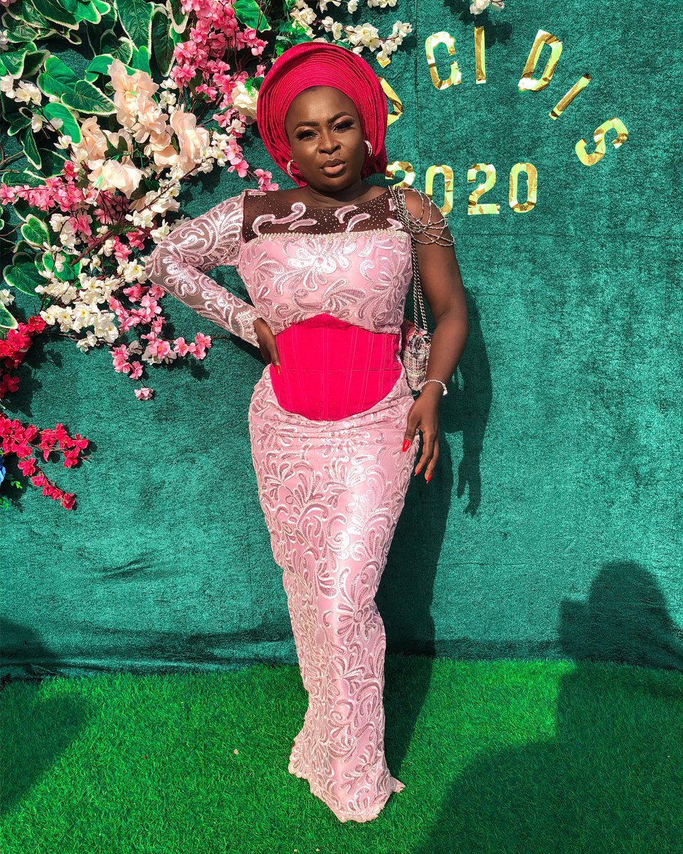 Rubyfae___'s tweet photo. Owambe guest 🌸🌸🌸 https://t.co/B5RWKmrxIs